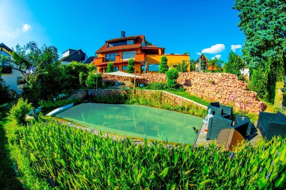 Ferienwohnung im Odenwald mit Sauna und Schwimmteich Ferienwohnung im Odenwald mit Sauna und Schwimmteich